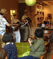 ライブとパフォーマンスの様子